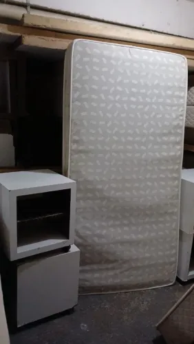 Colchão e mesa de cabeceira 
