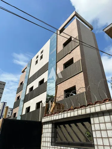 Apresentamos uma casa extraordinária, com 5 pavimentos e elevador, 3 suítes e uma master ,
