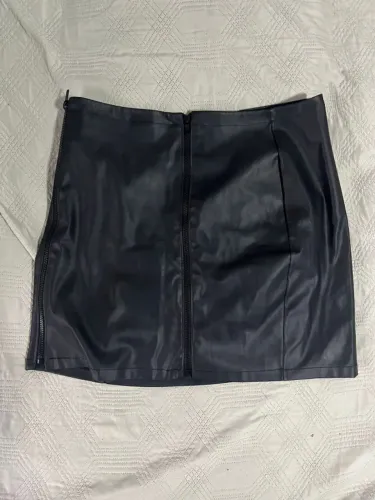 Saia Preta Cintura Alta Couro Fake  tamanho G 38/40