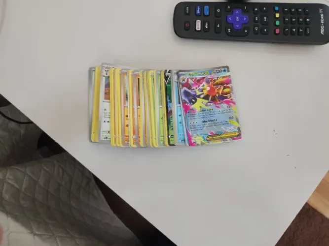 Cartas de Pokémons não está suja danificada de nada