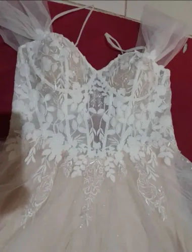 Vende-se vestido de noiva + coroa + véu bordado. 