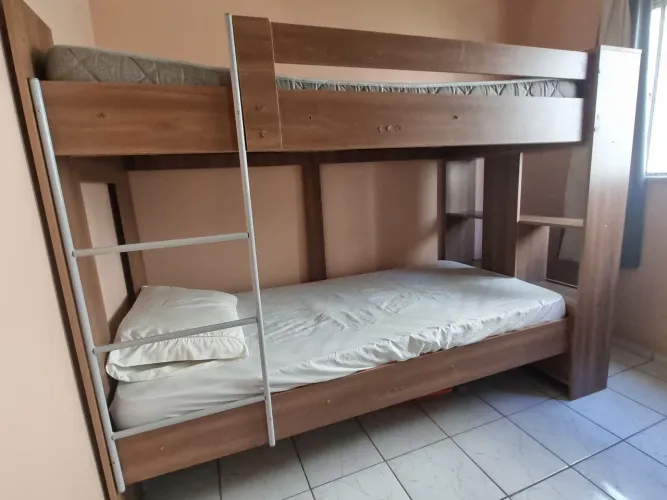 Cama beliche solteiro com estante Nogal incluso 1 colchão
