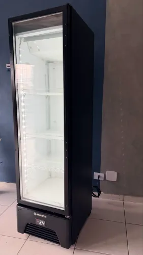 Cervejeira Metalfrio Slim Semi Nova 300L controlador digital-2 -4 -6 +2.Garantia de 8 mês