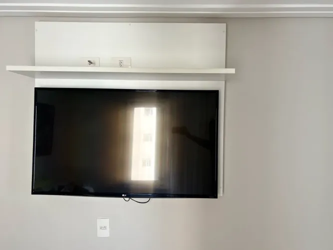 Vendo 2 painéis de TV parede Branco