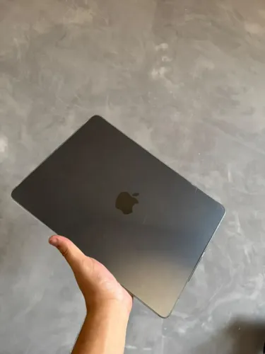 ? MacBook Air M5 (2025) - Cor Midnight (Meia-Noite)