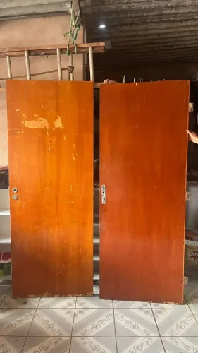 Jogo com 2 Portas de Madeira 2,10x0,80 + Maçanetas