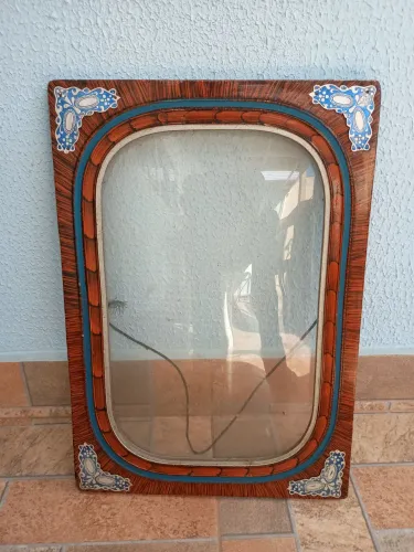 Moldura antiga em madeira com vidro abaulado