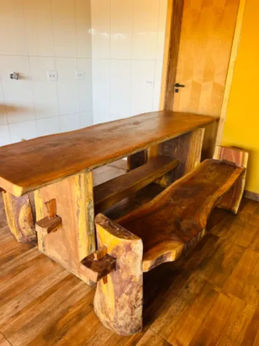 Mesa de jantar de madeira maciça