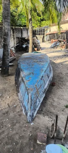 Canoa de madeira toda fibrada