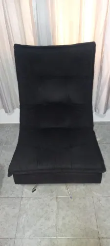 Poltrona na cor preta em perfeito estado.