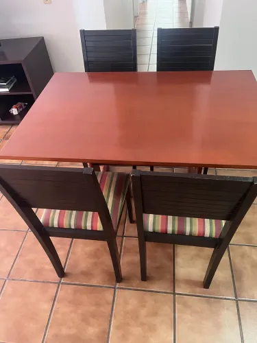 Mesa com 4 cadeiras