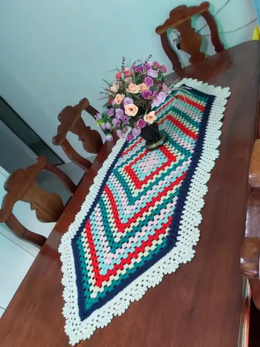 Trilho de mesa artesanal de crochê em lã colorido 65cmx165cm