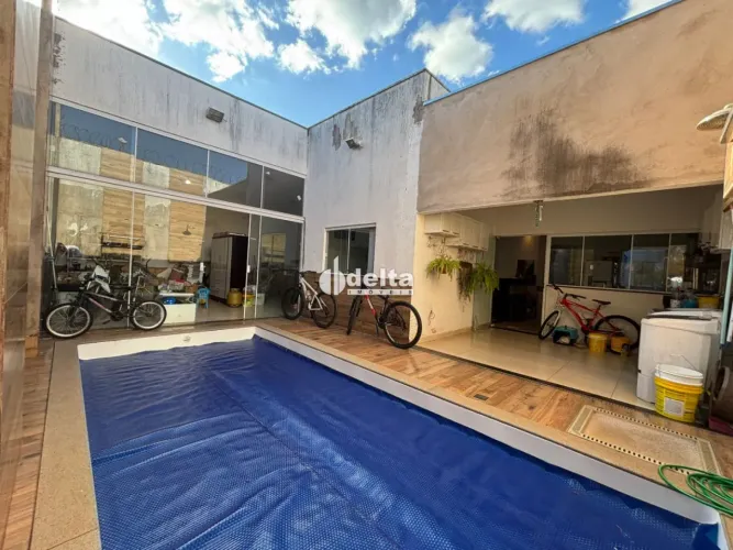 Casa em condomínio disponível para locação e venda no bairro Minas Gerais em Uberlândia-MG