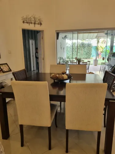 MESA DE JANTAR EM MADEIRA COM 6 CADEIRAS 