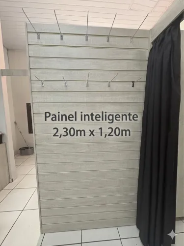 Divisor de ambientes para loja com painel canaleta do