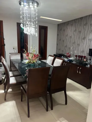Mesa com 8 cadeiras