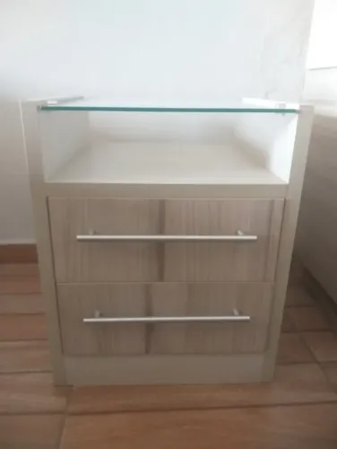 Criado mudo/ Mesa de cabeceira