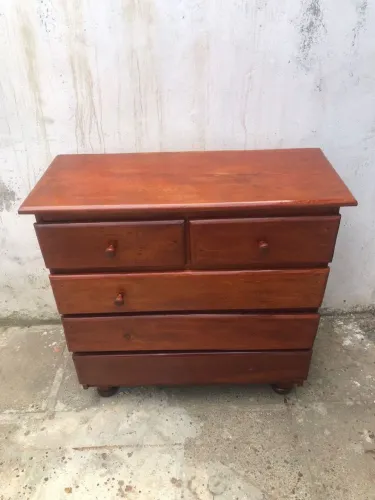 Cômoda de madeira angelim pedra semi nova pra vim buscar aqui em prazeres 