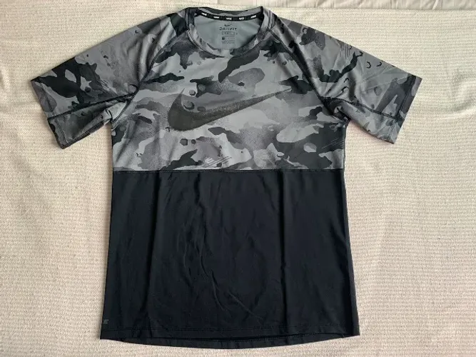 Camiseta Nike Dri-Fit Slim-Fit Camuflada Tamanho G