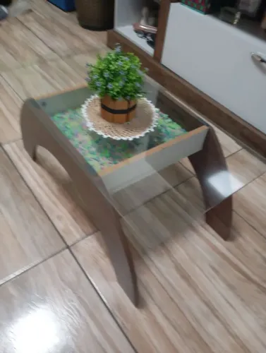 Mesinha de centro com tampo de vidro super nova impecável.