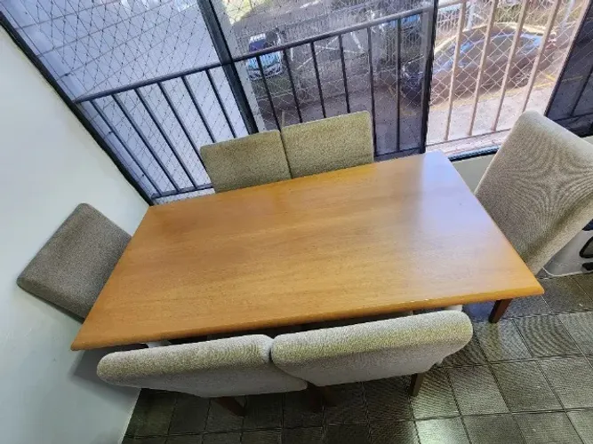 Mesa de jantar de madeira mais seis cadeiras