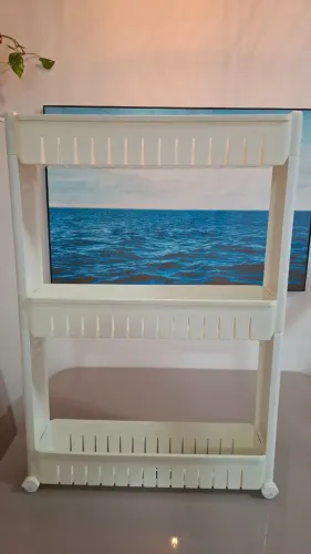 Estante de plástico com 3 prateleiras para organização e rodízios, medindo 77,5x54,5x12,5
