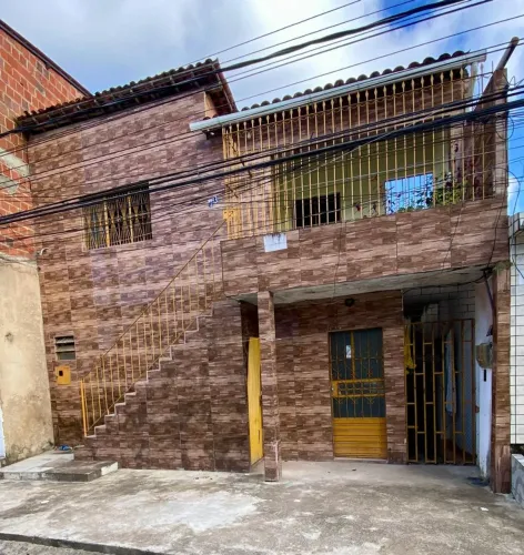 Vendo um imóvel de primeiro andar com 2 casas em baixo e 1 em cima tudo bem dividido 