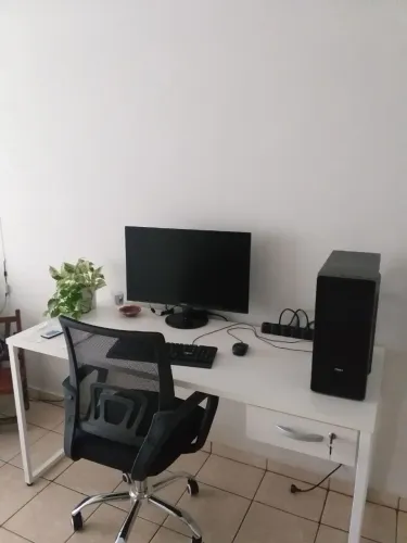 Kit HomeOffice: mesa de escritório + cadeira ergonômica