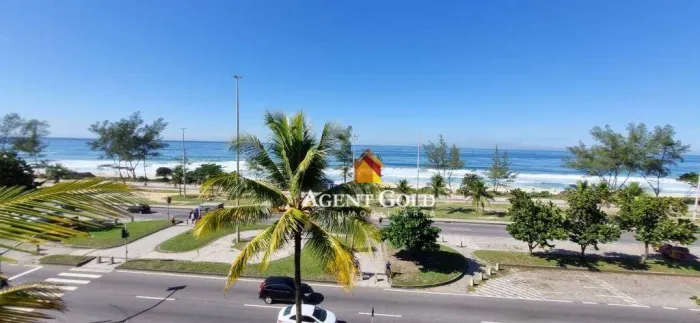 Cobertura com 3 quartos (3 suítes), sala 2 ambientes, pé na areia à venda, 420 m². Frontal
