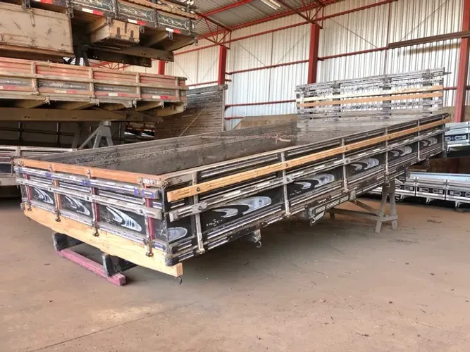 CARROCERIA MADEIRA F4000