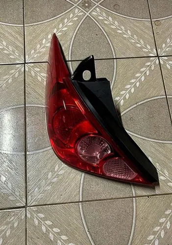Lanterna esquersa nissan tiida.