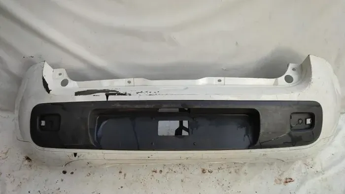 Parachoque traseiro Fiat Uno Vivace 2010/2015 com detalhe