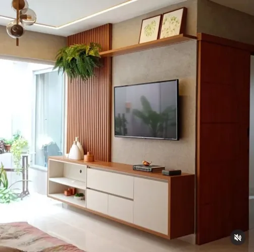 Rack para TV moderno com painel de madeira
