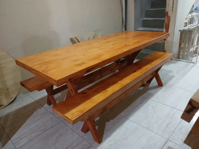 Mesa madeira selada e invernizada.