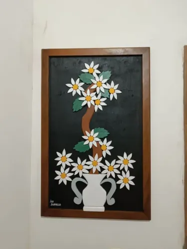 Quadro de madeira com flores em relevo