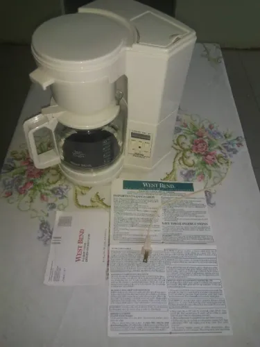 Cafeteira elétrica West Bend sem a jarra.