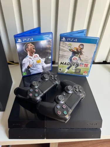 Playstation 4 com 2 jogos e 2 controles