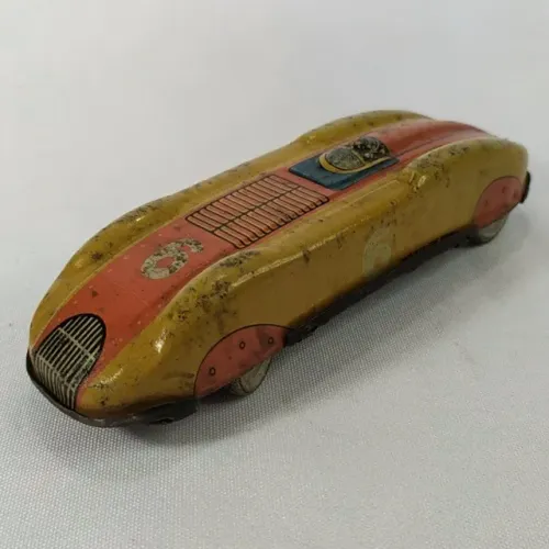 US ZONE - BRINQUEDO ANTIGO DE LATA - CARRINHO DE CORRIDA EM LATA À CORDA - FUNCIONANDO
