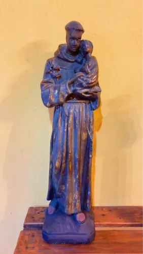 Linda e antiga imagem de Santo Antônio em gesso altura 62cm largura 16cm 