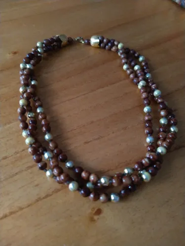 Colar de contas marrom e dourado
