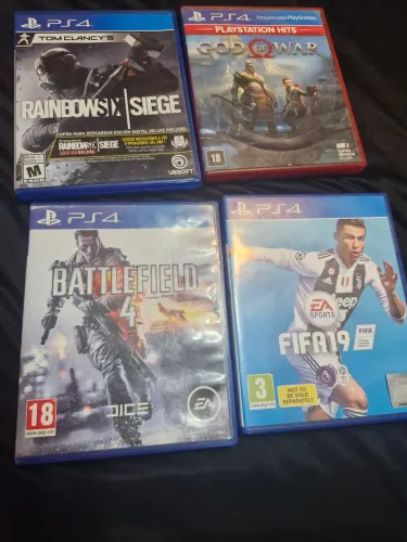 Jogos de PS4 Lote 04 unidades: Rainbow Six Siege, God of War, Battlefield 4 e FIFA 19
