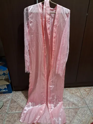 Robe de Cetim Rosa com Detalhe em Renda