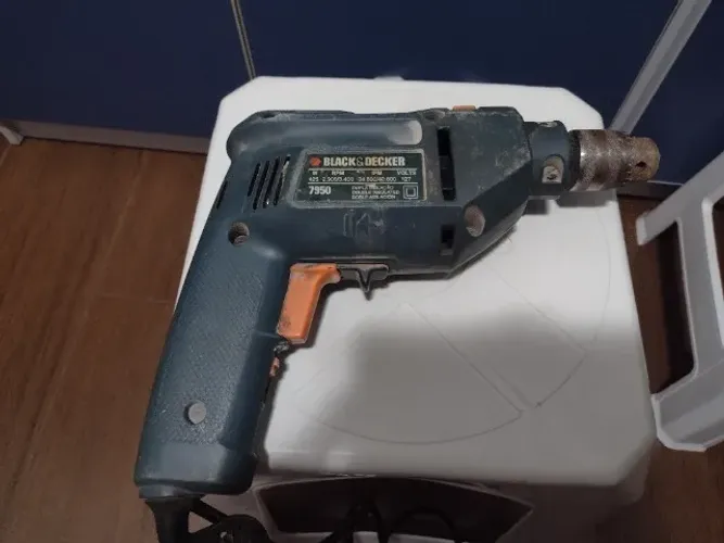 Furadeira Black Decker - Precisa de Reparo - Até 12X no Cartão