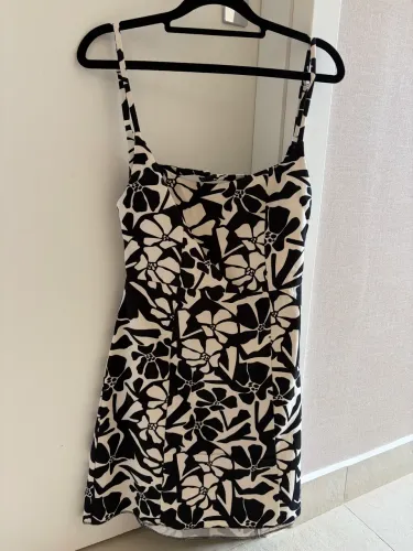 Vestido Zara floral preto e branco