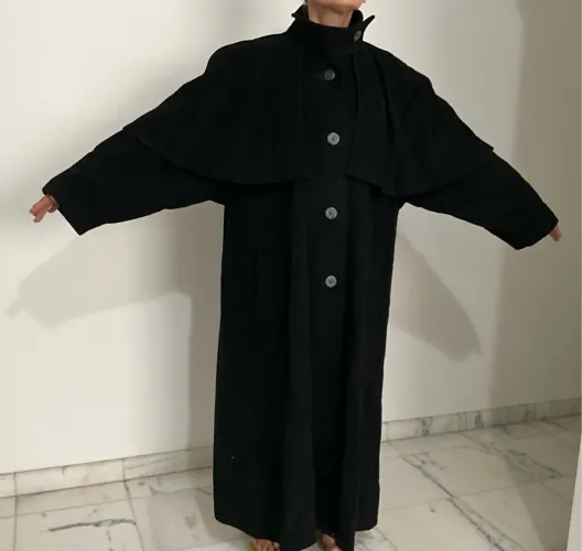 Casaco longo preto com capa