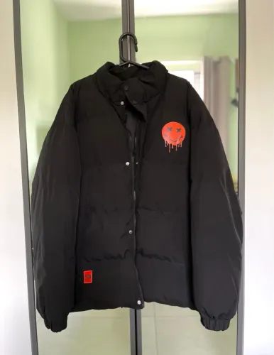 Jaqueta Casaco puffer preto com estampa de smile