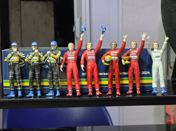 bonecos em ministuras do senna na escala 1/18 3 tipos diferentes