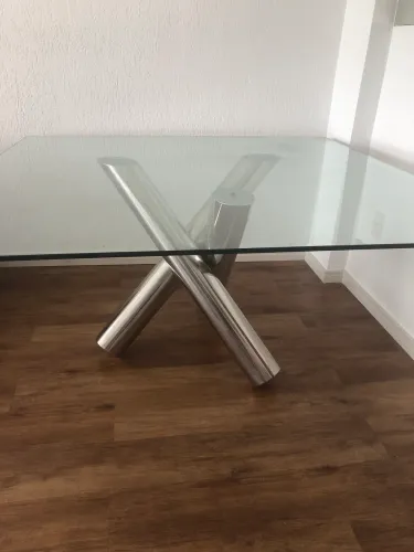 Mesa quadrada 1,5m, vidro com lindos pés cromados.
