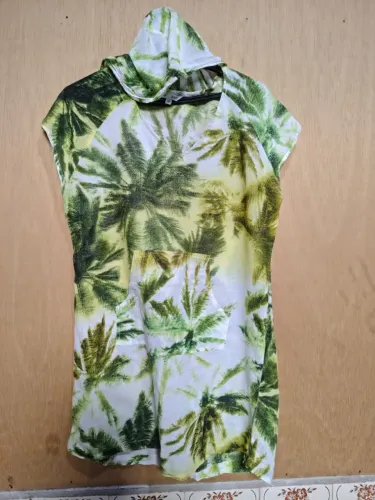 Saída de Praia com Capuz e Estampa Tropical
