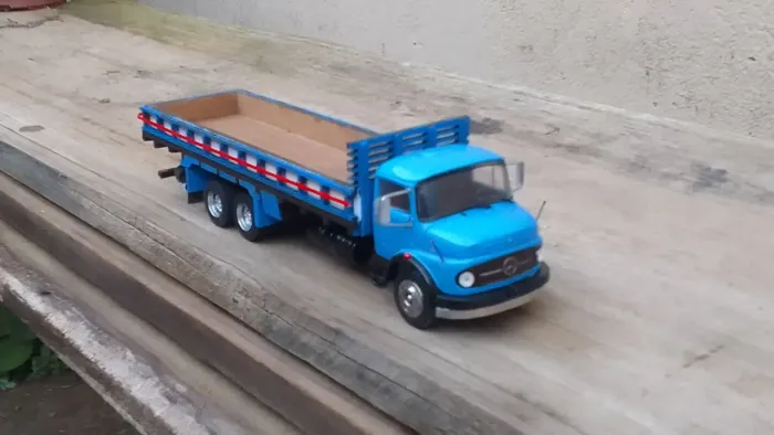 Miniatura Caminhão Mercedes-Benz